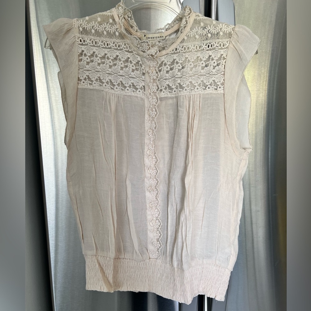 Forever 21 romantic cream top with lace detail at yoke & shoulder. L cap sleeve.